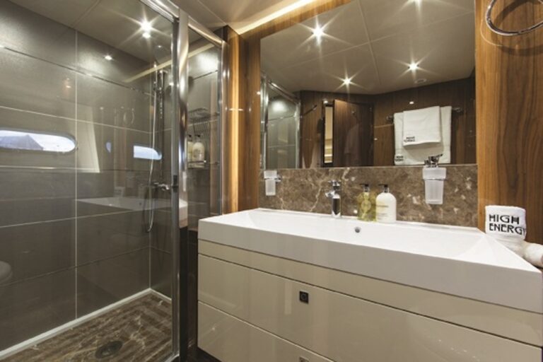 High Energy yacht - Master Bath