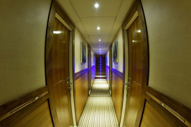 Charter yacht HONORS LEGACY