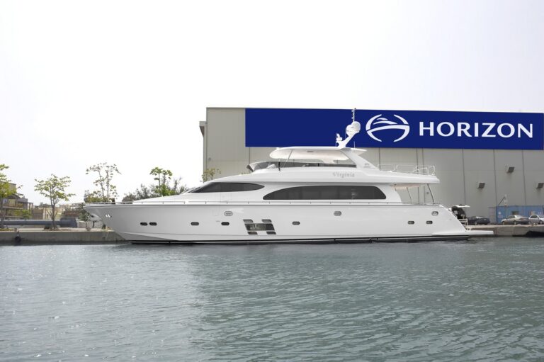 Horizon E84 motor yacht Virginia