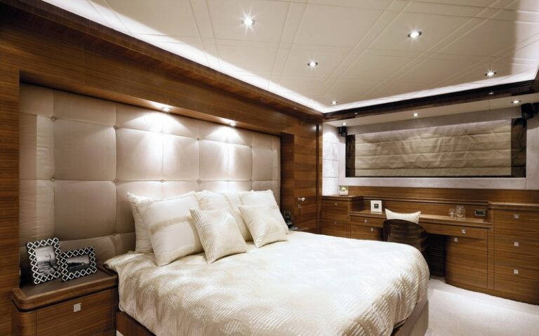 Horizon P110 Tri Deck Yacht - Cabin