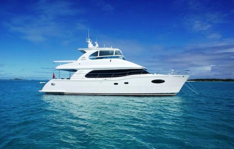 Horizon PC 60 SEA BOSS -  At Anchor