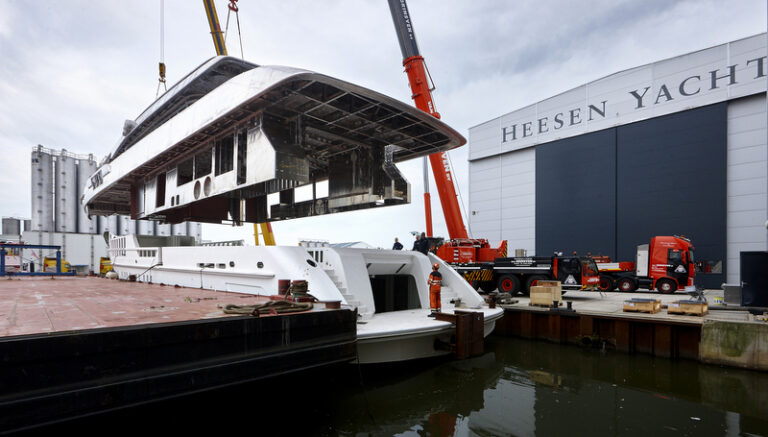Hull and superstructure of ALIDA being joined together - Photo by Dick Holthuis