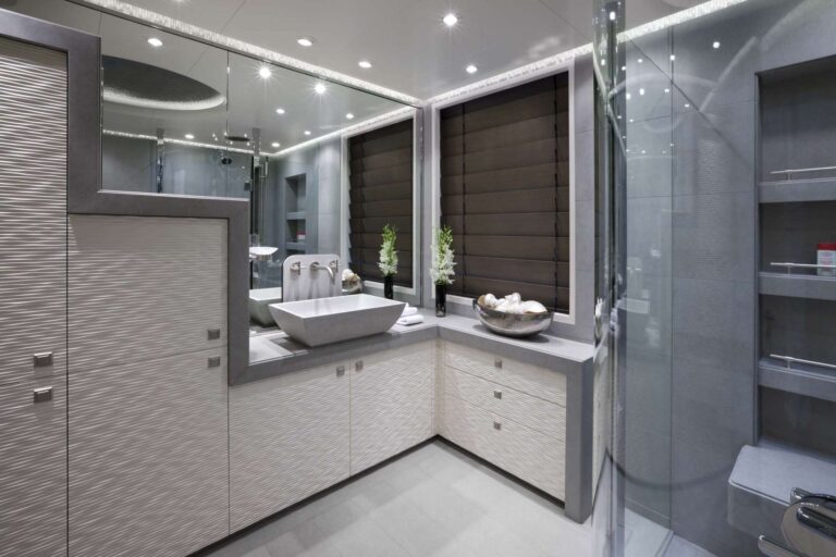 Hurricane Run master bathroom - Photo Feadship