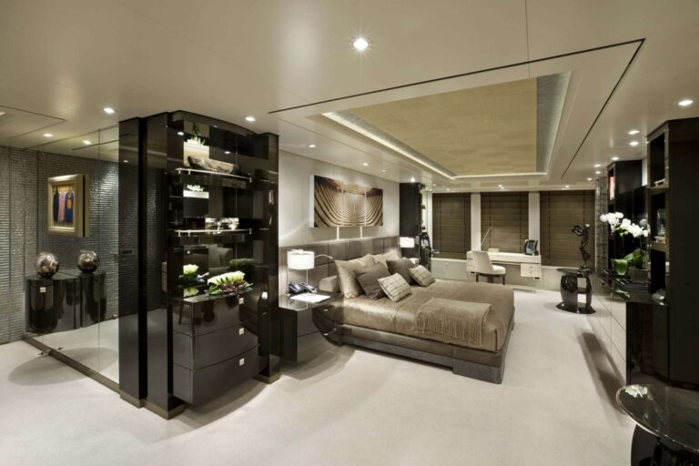 Hurricane Run master suite - Photo Feadship