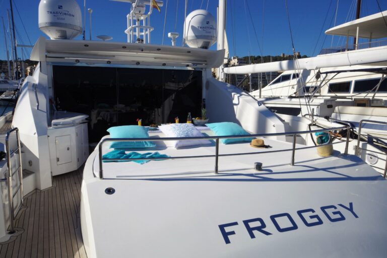 Sunseeker yacht FROGGY - Stern shot