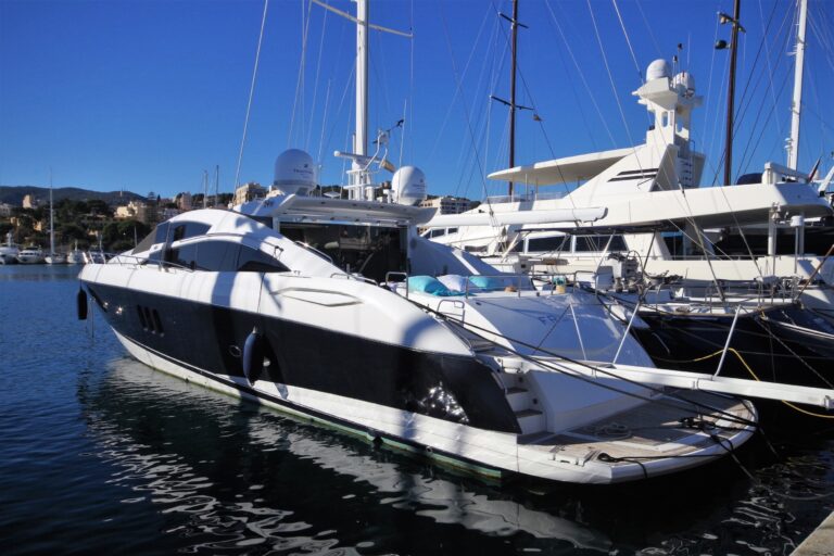 Sunseeker yacht FROGGY - Stern view