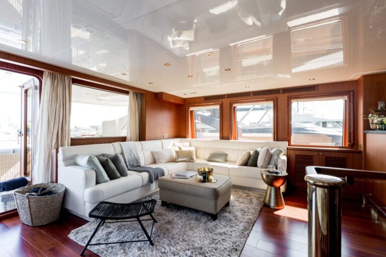 Upper lounge