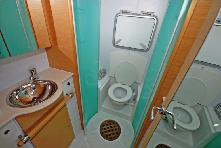 INFINITY Lagoon 500 Bathroom