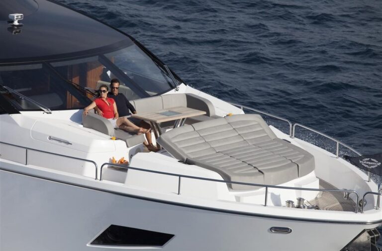 INSOMNIA Sistership Exterior - Foredeck
