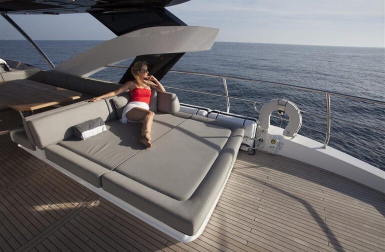 INSOMNIA Sistership Exterior - Foredeck