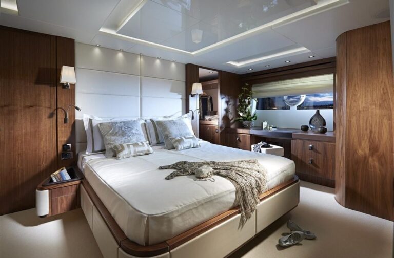 INSOMNIA Sistership Interior - Master Cabin