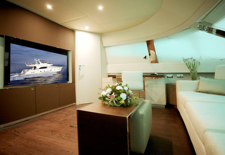 INTERIOR - LOUNGE