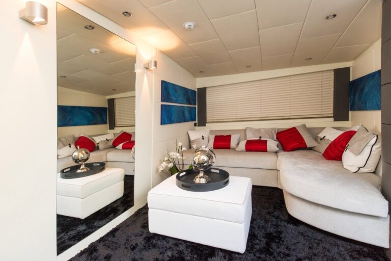ISA Motor yacht SAMJA - Seating