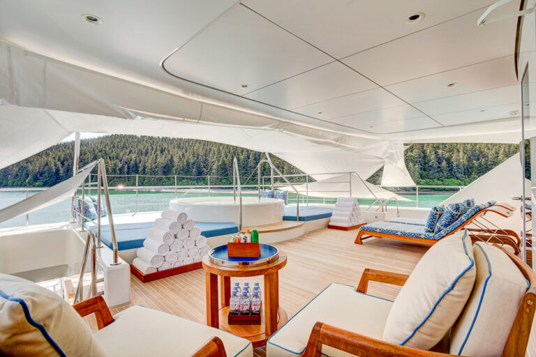 Icon Motor Yacht PARTY GIRL - Sundeck
