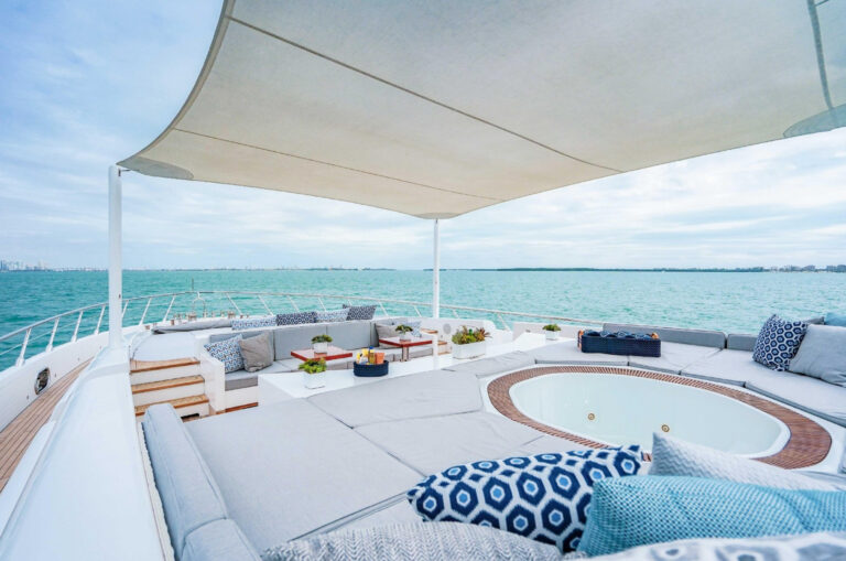 Incognito aft deck with spa bath