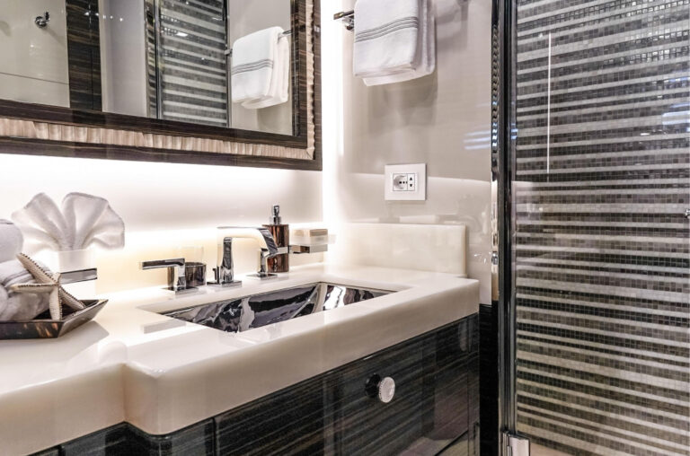 Motor yacht Incognito bathroom