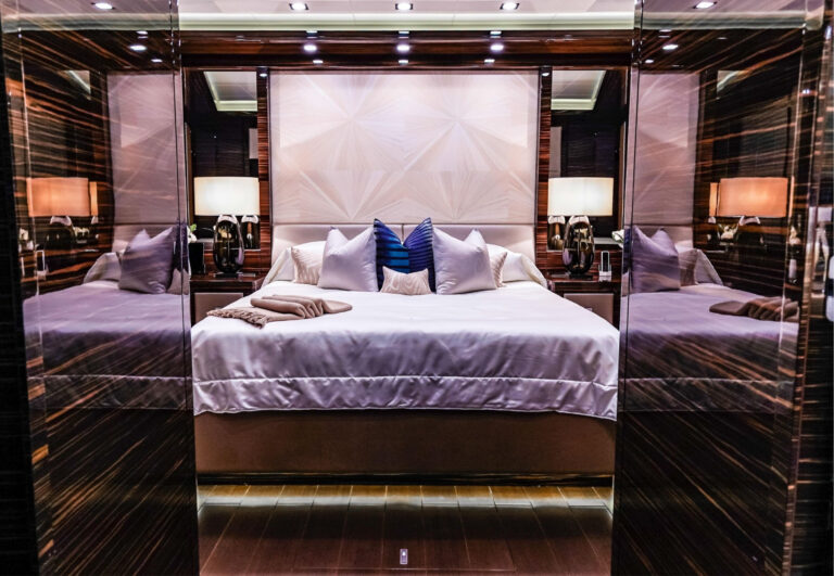 Motor yacht Incognito cabin