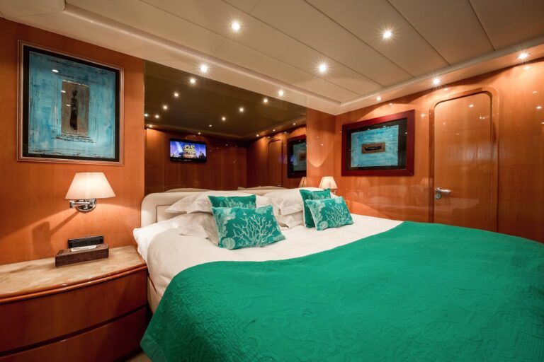 Double guest cabin