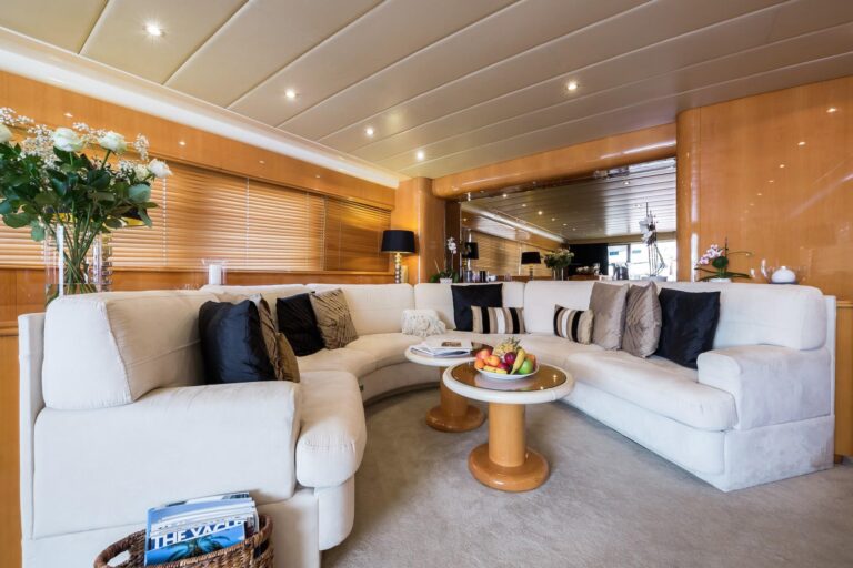 Salon lounge