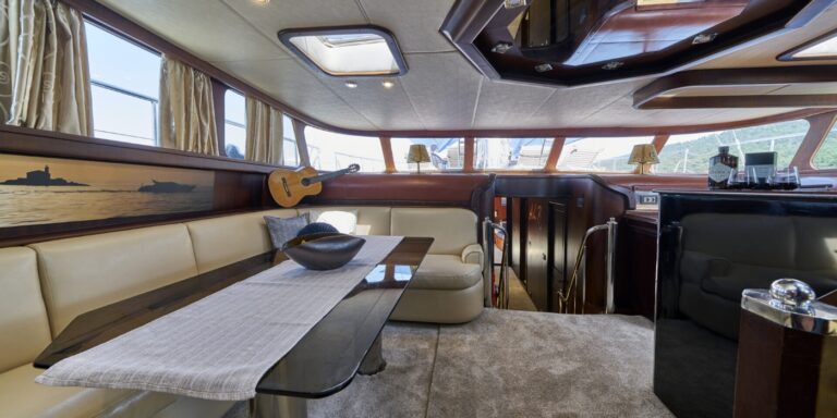 Interior Relaxation Area With Bar