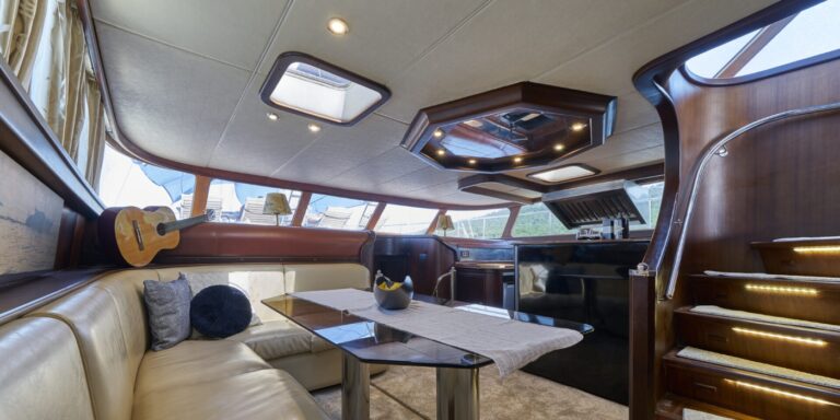Interior Relaxation Area With Bar