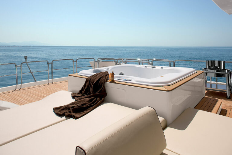 JACUZZI ON FLYBRIDGE
