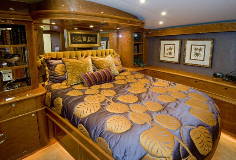 JB70 Yacht Ravaganza - Master Stateroom