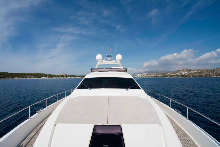 JULIE M - Foredeck