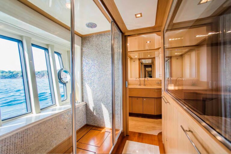 JULIE M - Master ensuite