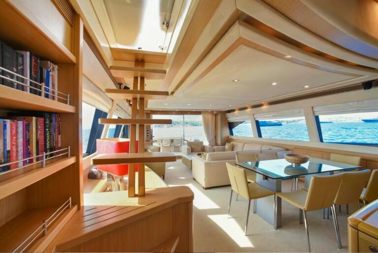 JULIE M - Salon view aft