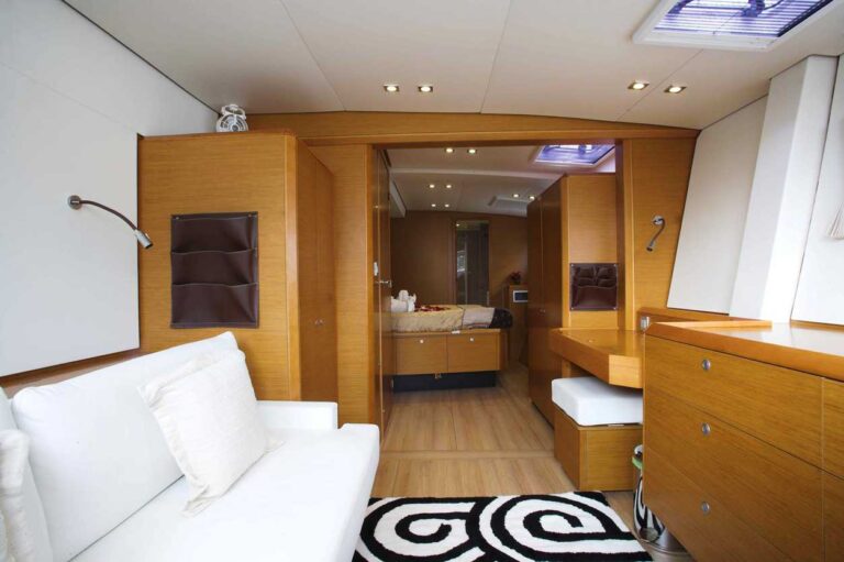 JYOHANA Main cabin to aft