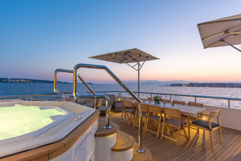 Jacuzzi And Al Fresco Dining At Night