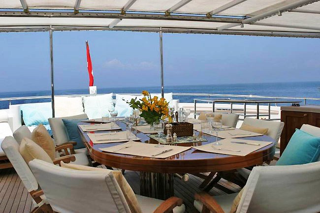 Jasmin - Upper deck al fresco dining
