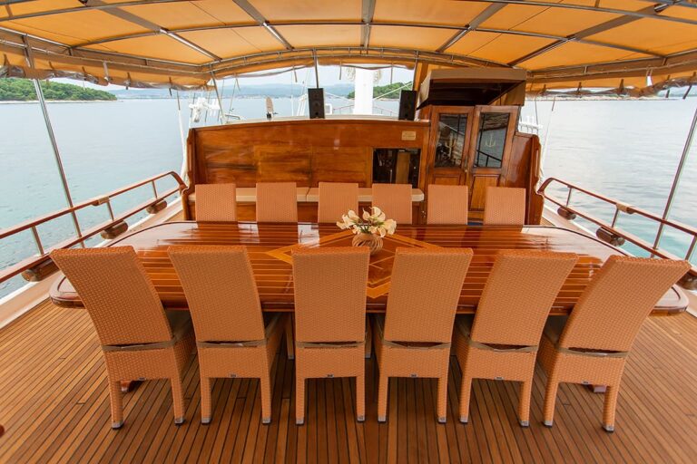 Alfresco dining on the aft deck