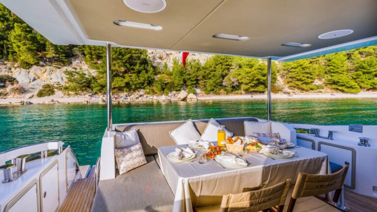 Main Deck Dining