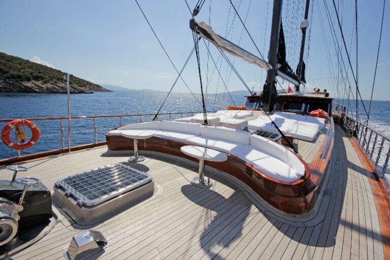 KAYA GUNERI PLUS - Foredeck