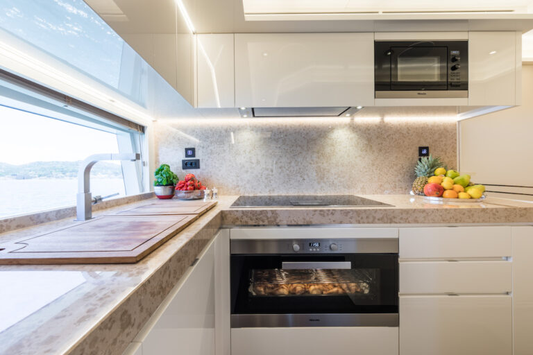 Kalliente - galley - Photo Jeff Brown