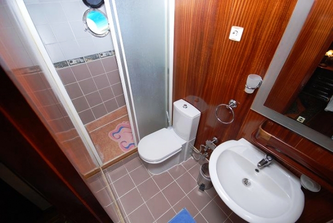 Kayhan 10 Bathroom