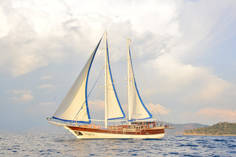 Kayhan 8 With Sails