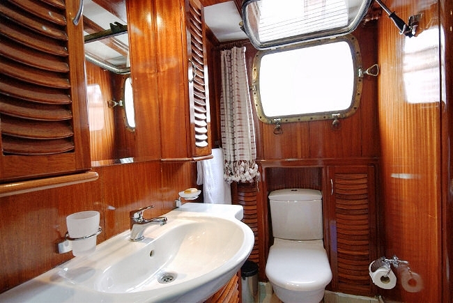 Kayhan Kaptan Bathroom