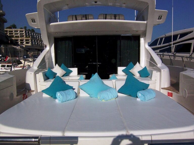 L ESPERANCE -  Aft Sunpads