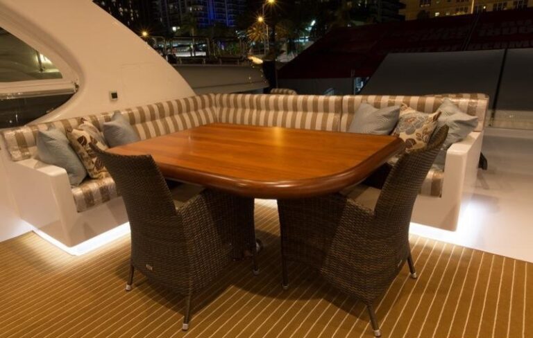 LA MANGUITA - Flybridge dining