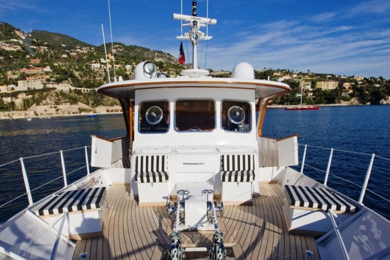 LABRADOR Foredeck