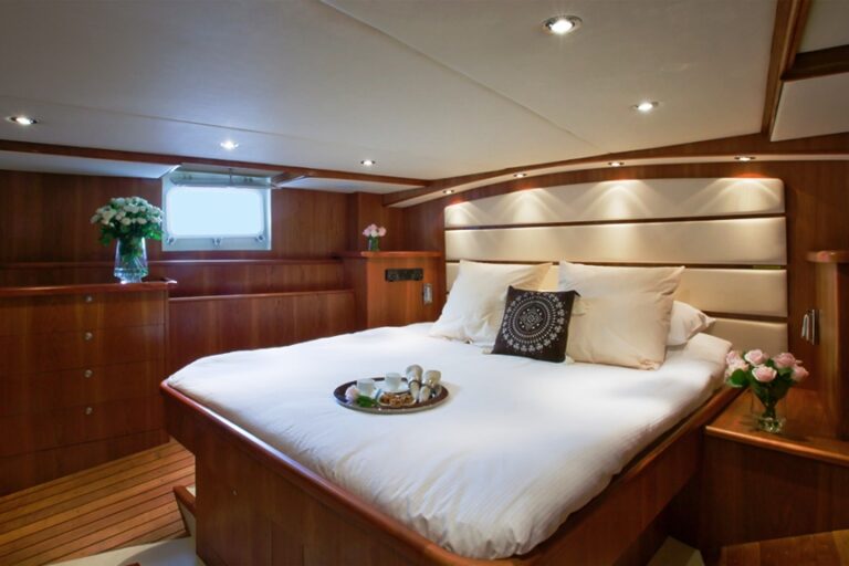 LABRADOR Master Cabin