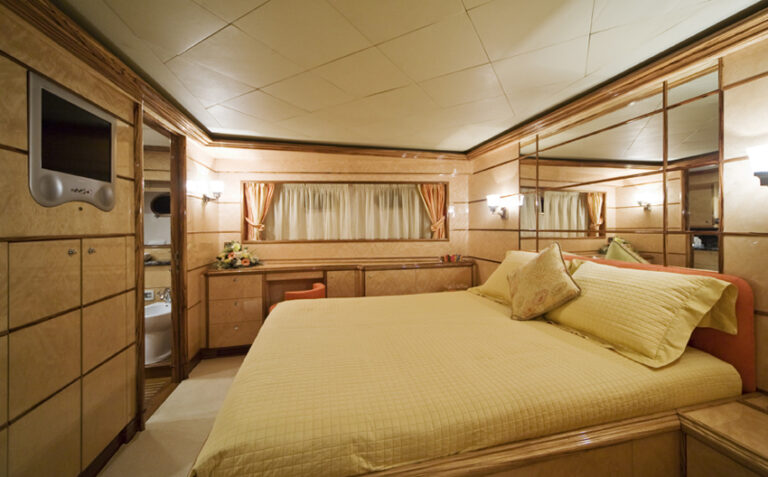 LADIES FIRST - VIP Cabin