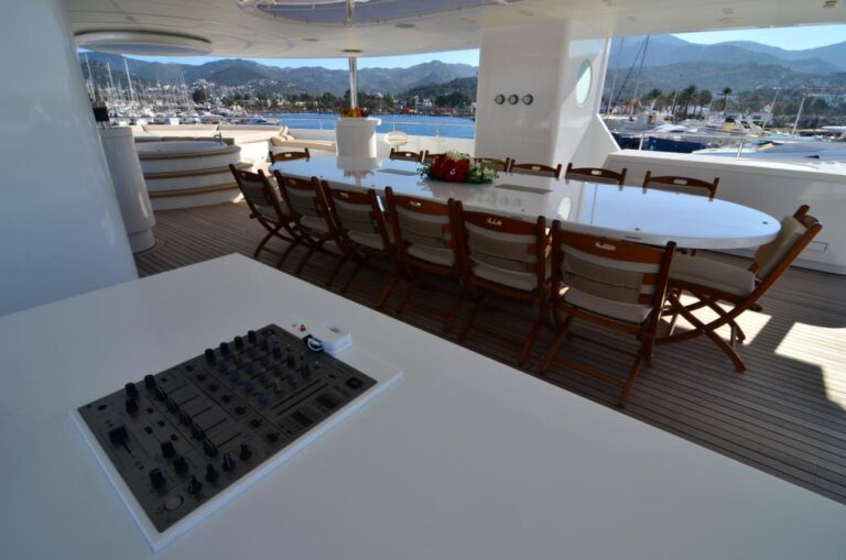 LADY KATERINA - Sundeck Al Fresco Dining