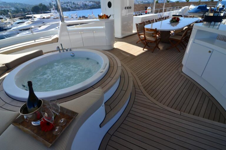 LADY KATERINA - Sundeck Spa Pool