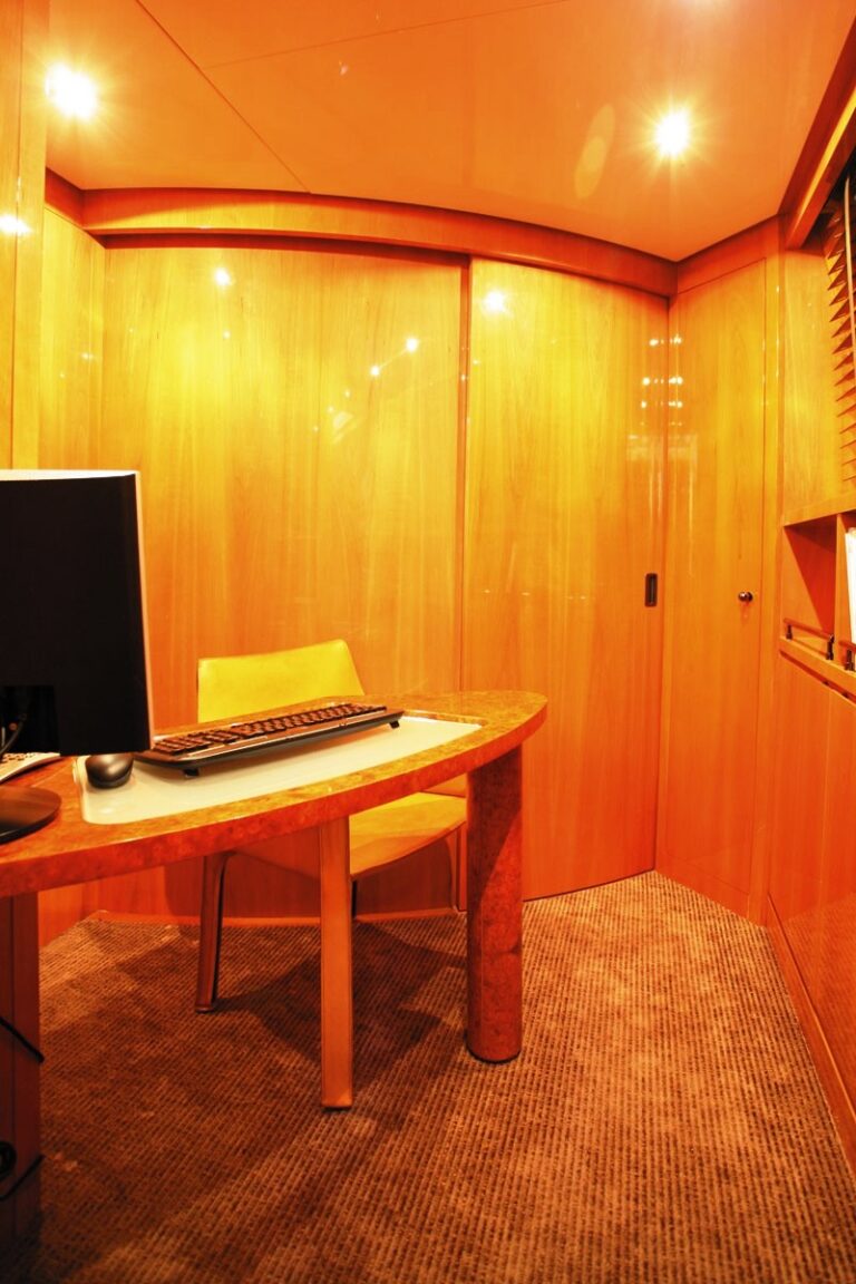 LADY LUCK - Master Office