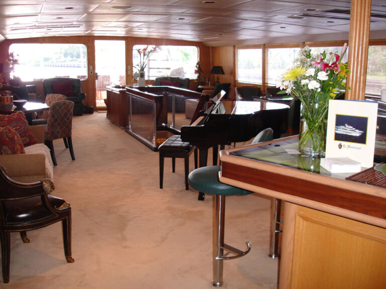LE MONTRACHET -  Salon looking Aft