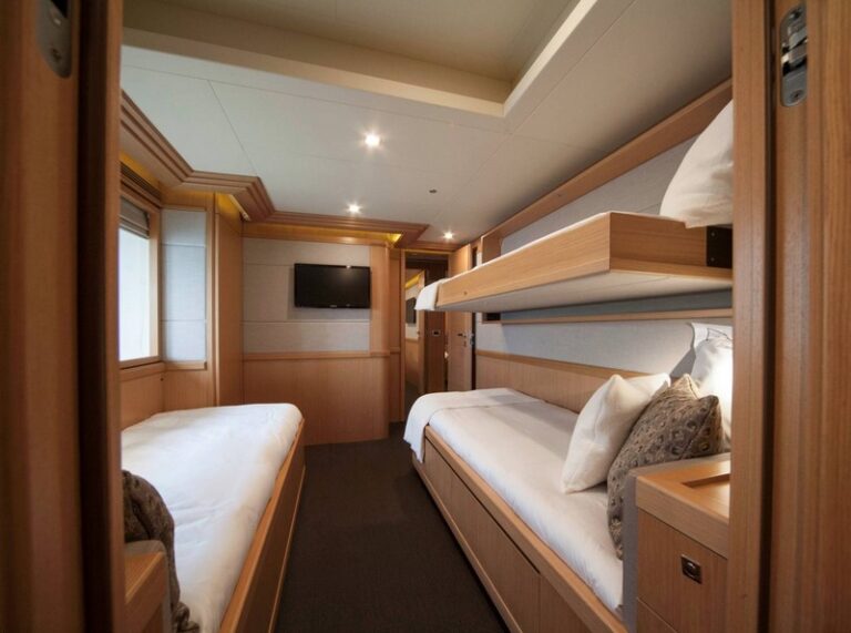 LE PETIT BATEAU -  Twin Cabin 2